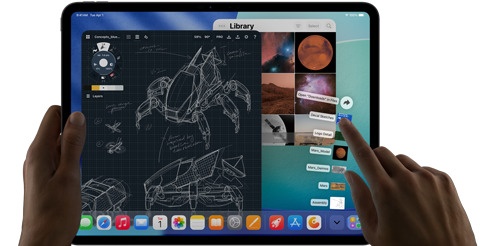 iPad Pro, kleur spacezwart, linkerhand houdt device vast, rechterhand wijst en beweegt om meerdere geopende appvensters te manipuleren, een tekentool met schetsen van mechanische ontwerpen, fotobibliotheek van planeten en ruimteafbeeldingen, bestanden in de downloadmap waaieren uit