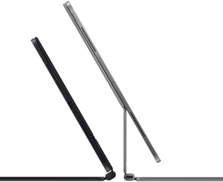 2 iPad Pro-devices bevestigd aan Magic Keyboard, zijaanzicht, dun profiel, kleur spacezwart met speakers en USB‑C-poort, half open gekanteld, kleur zilver, open, achterover gekanteld met het zwevende design van het toetsenbord, speakers en microfoon