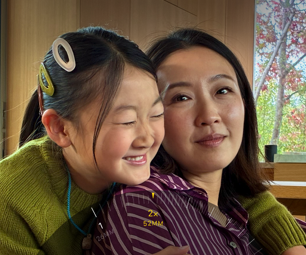 De 2x Telelens-feature wordt gebruikt om in te zoomen op een berg met bomen en begroeiing