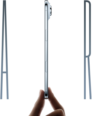 Een duim en wijsvinger houden iPhone Air vast, zijkant, kleur Hemelsblauw, zeer dun profiel, Fusion-camerasysteem, knoppen: zijknop, Cameraregelaar
