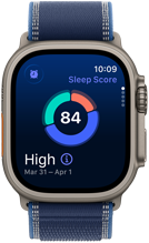 Apple Watch Ultra 3, kast van naturel titanium, slaapscore op het display, cirkeldiagram met overzicht, score in het midden, bandje, blauw Trail-bandje